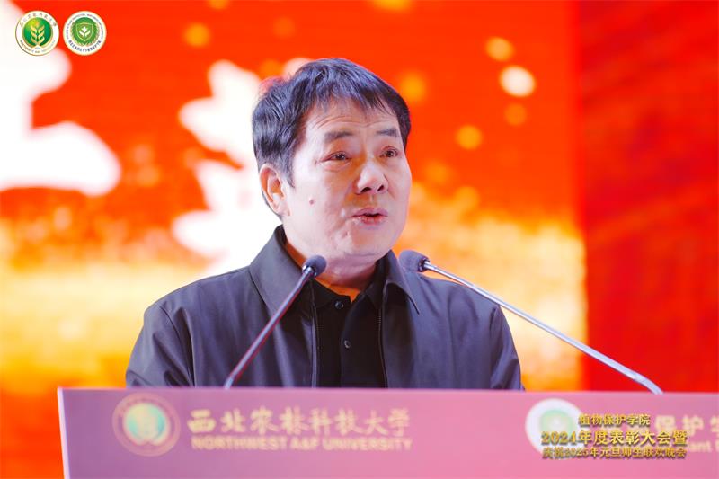 8003.澳门新葡京网址
副院长闫建兴宣读表彰2024年度学院先进个人、师德师风优秀教师、安全管理先进实验室的决定.jpg