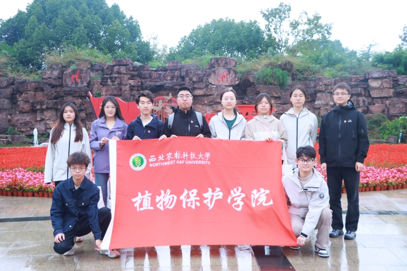 图1.师生参观南湖湖心岛及中共 “一大” 纪念红船.jpg